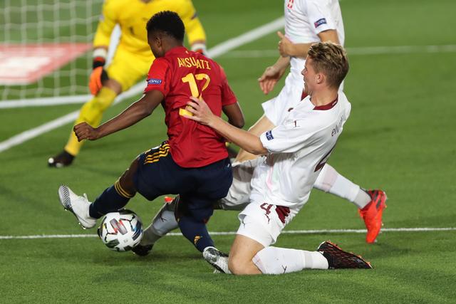 湖人官宣签回21岁前锋 夏季联赛场均4分3篮板