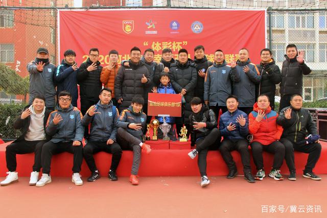 迪玛利亚社交媒体晒全家福 祝所有人2025新年快乐